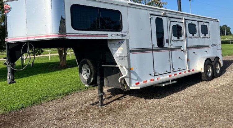2004 Sundowner 3 Horse Weekender Horse Trailer