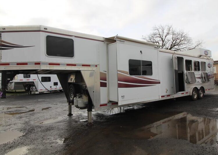 2008 Lakota 8415 w/Slide out 4 Horse Trailer