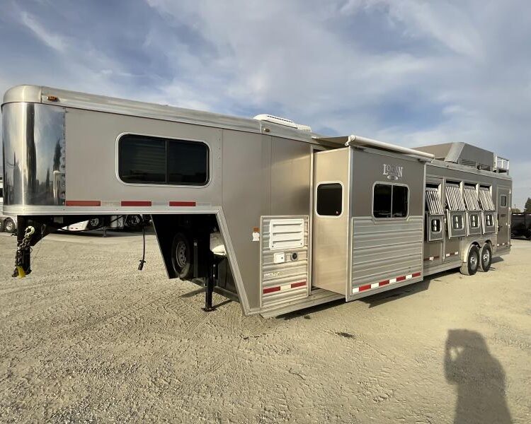 2014 Logan Coach RAZ4GNHDLQ 40' 4 horse Razor GN Horse Trailer**WITH WALK IN CLOSET