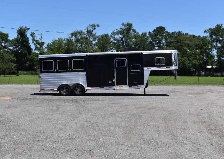2017 Exiss Escape 7308LQ 3 Horse Trailer with 8′ Short Wall