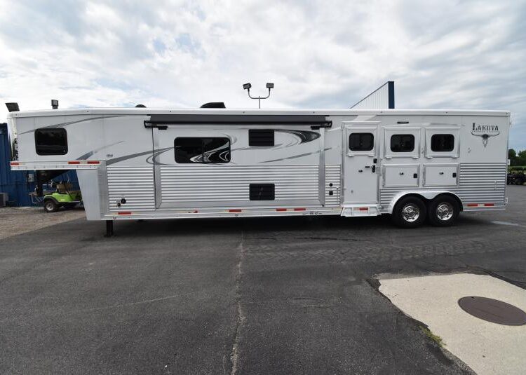 2018 Lakota Bighorn 3 Horse Living Quarters