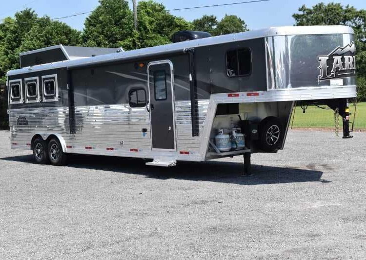 2020 Bison Laredo 3 Horse Trailer with 11' Short Wall