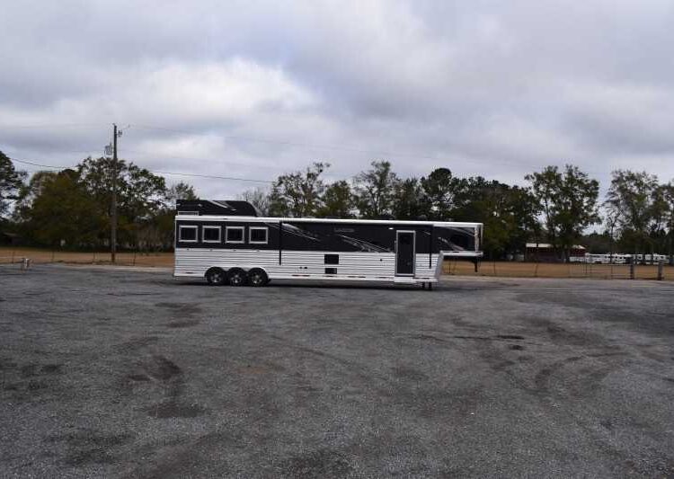 2021 Lakota Bighorn 8418GLQUG 4 Horse Trailer with 18' Short Wall