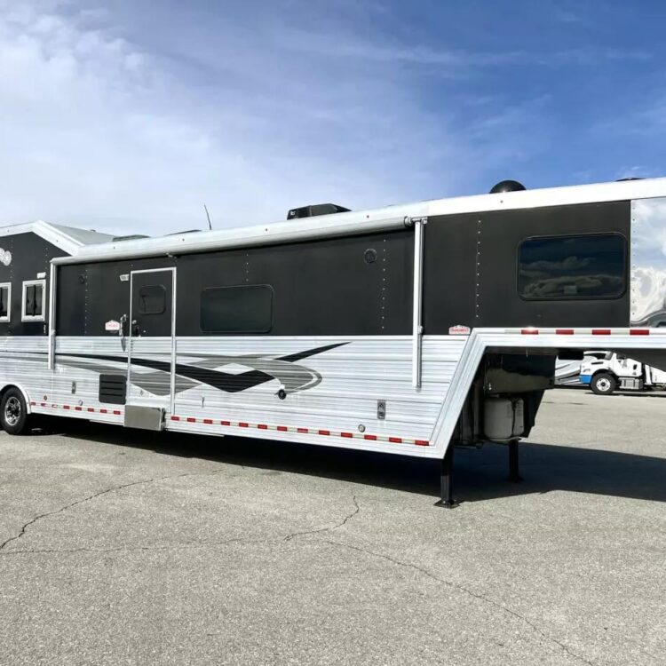 Used 2013 Bloomer 4 Horse 16' LQ, 7'Slide, Air Ride, Pod, Mister/Water Sys Air ride, HWH Slide, Integrated Pod